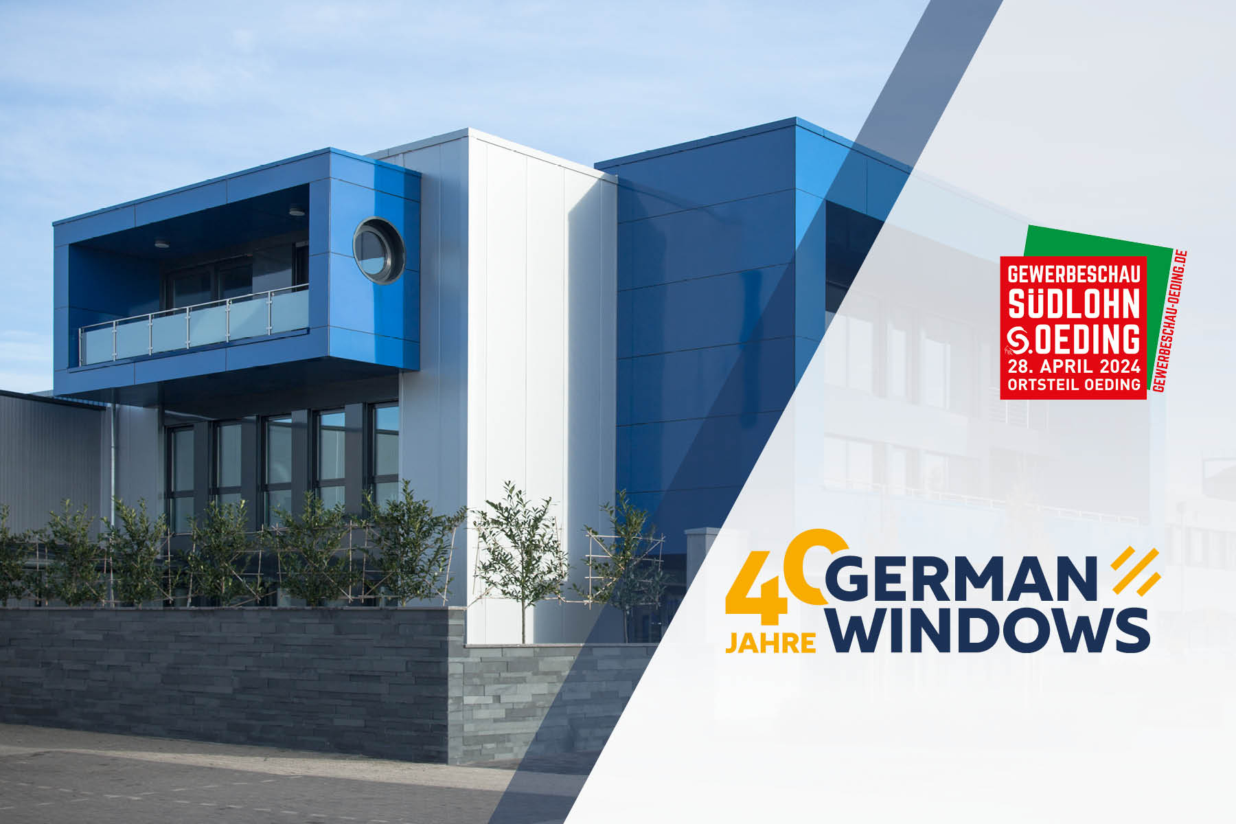 Moderne Architektur des Firmengebäudes von German Windows mit blauen und weißen Fassadenelementen. Links im Bild ein Werbebanner für die Gewerbeschau Südlohn-Oeding und das Jubiläum '40 Jahre German Windows' vor einem klaren Himmel.